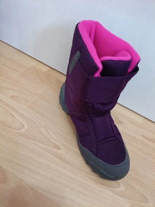 Botas de nieve moradas y rosas