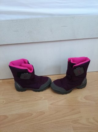 Botas de nieve moradas y rosas