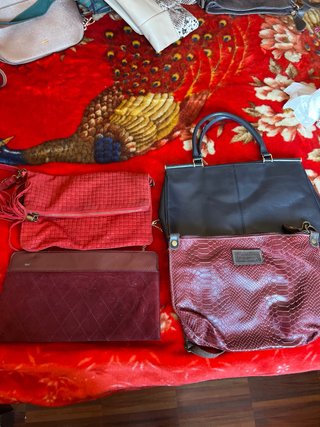 Bolsos de piel negros y rojos