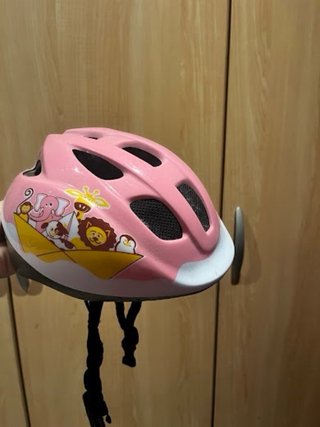 Casco infantil rosa con animales