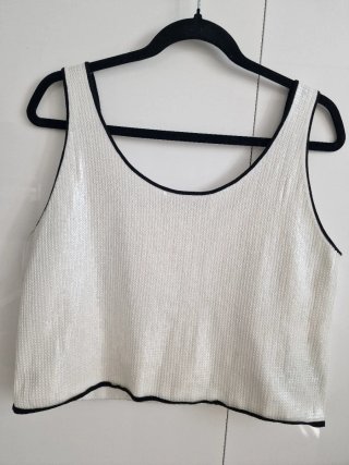 Top lentejuelas blanco con ribete negro
