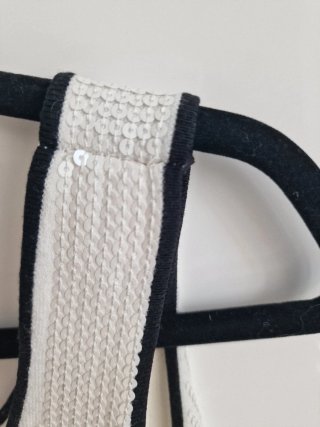 Top lentejuelas blanco con ribete negro
