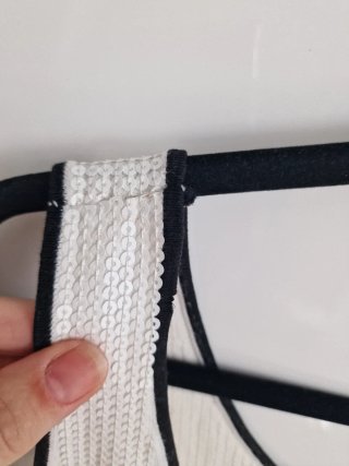 Top lentejuelas blanco con ribete negro