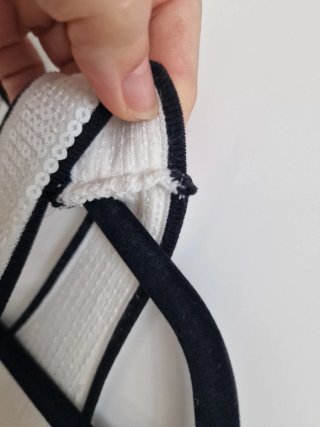 Top lentejuelas blanco con ribete negro
