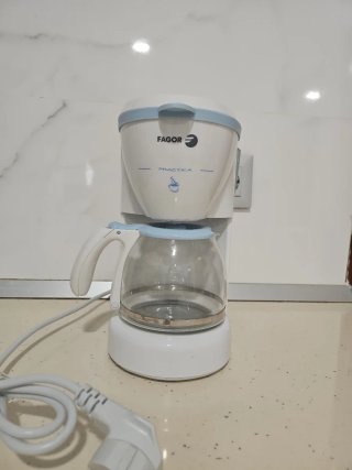 Cafetera Blanca con Jarra de Cristal