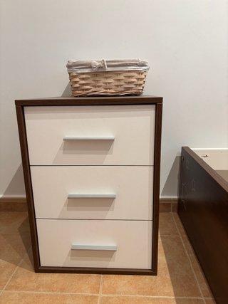 Armario y mesitas infantil blanco y madera