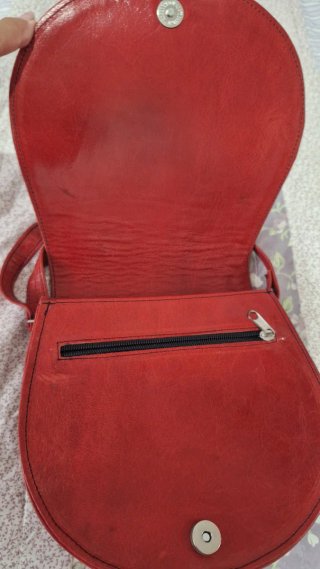 Bolso de piel rojo con diseño labrado