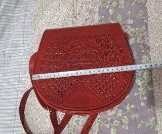 Bolso de piel rojo con diseño labrado