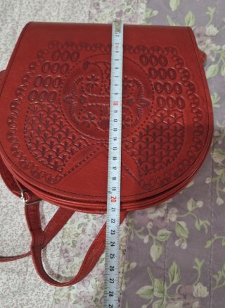Bolso de piel rojo con diseño labrado