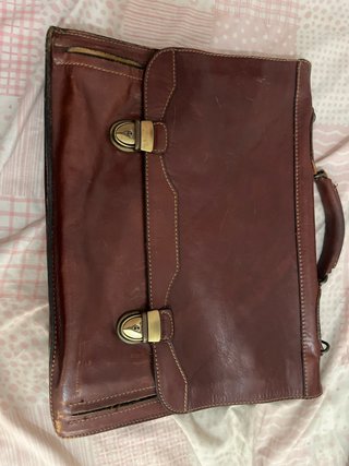 Cartera de piel marrón