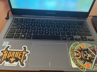 Portátil ASUS Negro con Sticker Naranja