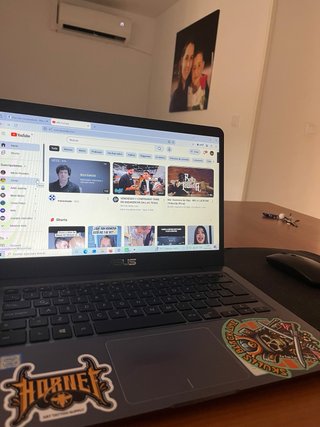Portátil ASUS Negro con Sticker Naranja