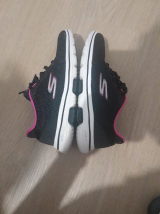 Zapatillas Skechers Go Walk Negras y Rosas