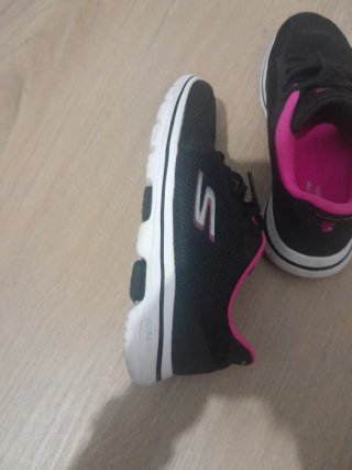 Zapatillas Skechers Go Walk Negras y Rosas