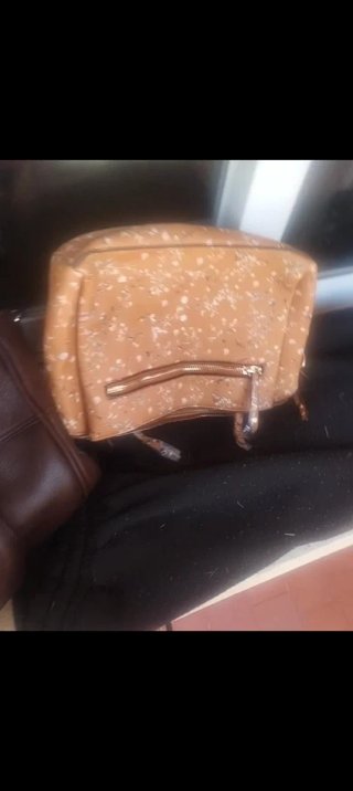 Bolso marrón y dorado