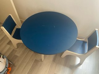Mesa y sillas infantiles azul y blanco