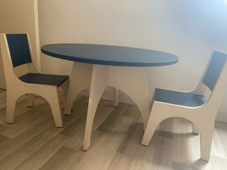 Mesa y sillas infantiles azul y blanco