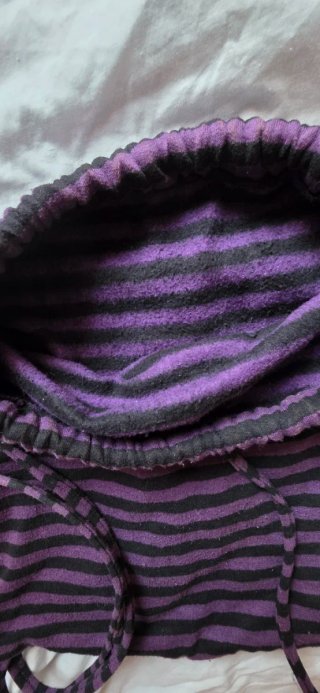 Mochila de tela saco a rayas moradas y negras Y2K
