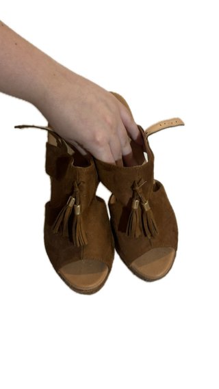 Sandalias cuña marrón con flecos