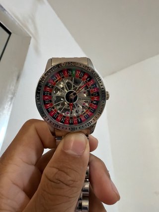 Reloj estilo casino con esfera de ruleta