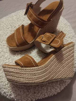 Sandalias cuña Gloria Ortiz marrones