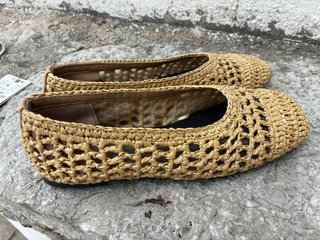 Bailarinas Zara caladas beige T.39