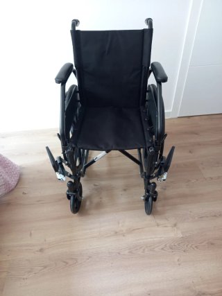 SILLA DE RUEDAS CON MENOS DE UN AÑO