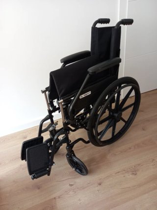 SILLA DE RUEDAS CON MENOS DE UN AÑO