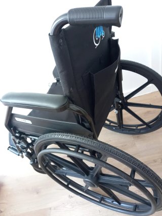 SILLA DE RUEDAS CON MENOS DE UN AÑO
