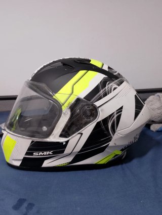 Casco SMK Negro y Amarillo