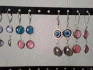 Pendientes hechos a mano.