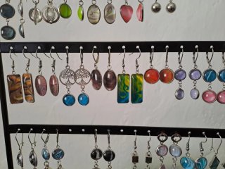 Pendientes hechos a mano.
