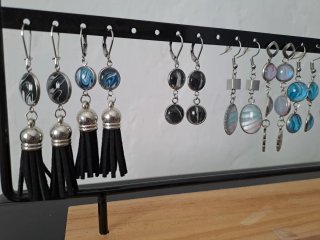 Pendientes hechos a mano.