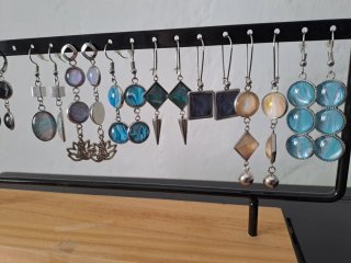 Pendientes hechos a mano.