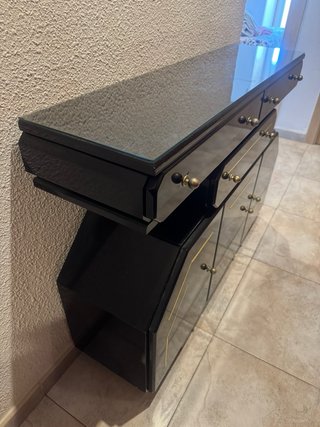 Mueble recibidor negro y dorado. Solo recoger