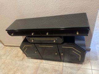 Mueble recibidor negro y dorado. Solo recoger