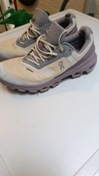 Zapatillas On Running Beige y Morado