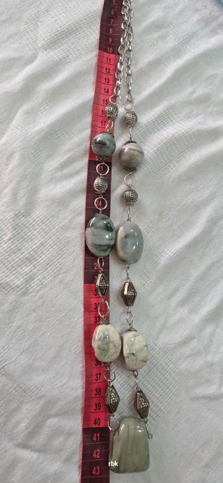 Collar Retro con Cuentas Grises y Plateadas