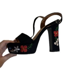 Sandalias negras de tacón con flores bordadas