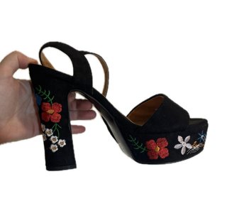 Sandalias negras de tacón con flores bordadas