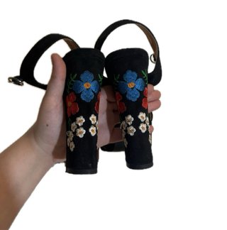 Sandalias negras de tacón con flores bordadas