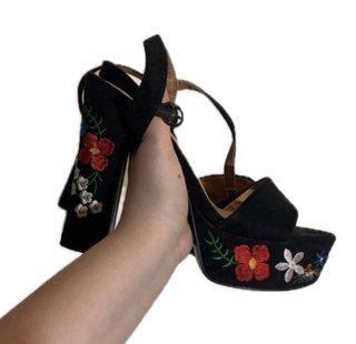 Sandalias negras de tacón con flores bordadas