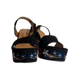 Sandalias negras de tacón con flores bordadas