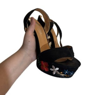 Sandalias negras de tacón con flores bordadas