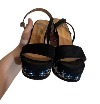 Sandalias negras de tacón con flores bordadas