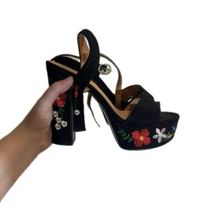 Sandalias negras de tacón con flores bordadas