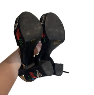 Sandalias negras de tacón con flores bordadas