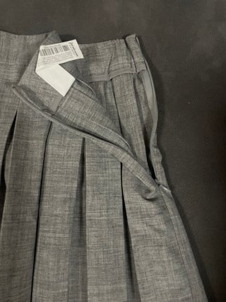 Falda gris plisada