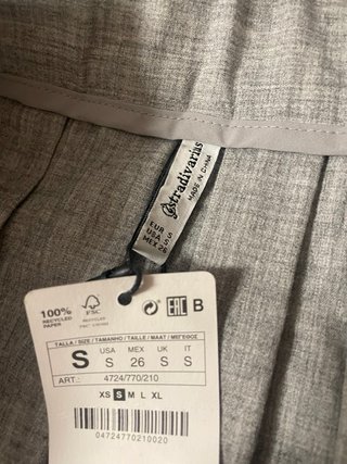 Falda gris plisada
