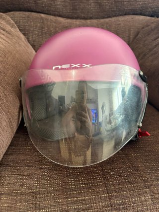 Casco Nexx abierto color morado Del año 2023.
